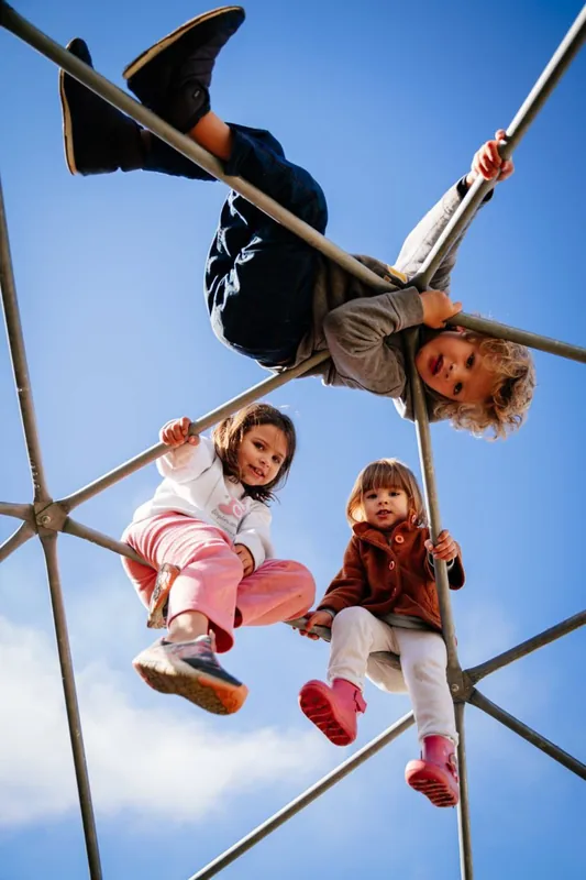 Niños jugando: el Kids Club de The GENS by Botanica, Bang Tao